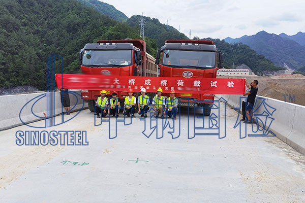橋梁荷載試驗(yàn)現(xiàn)場(chǎng)